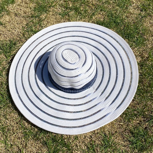 Nine West Beach/Sun Derby Type Hat Over Sized - Picture 2 of 6